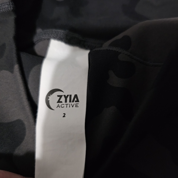 Zyia Forest Camo Luxe Hi-Rise Capri 20" size 2 - Picture 2 of 4